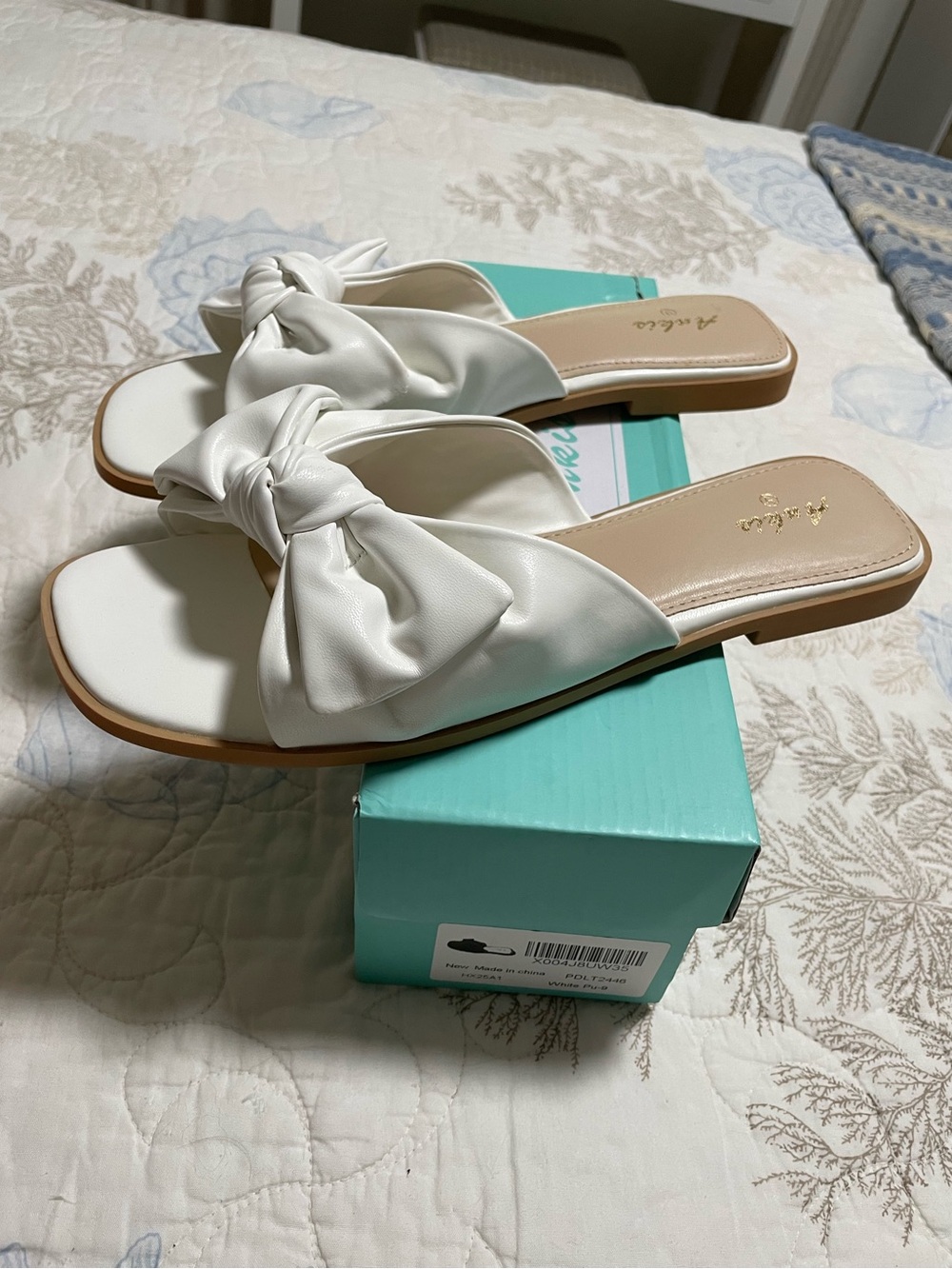 White Slides with Bow Women’s 9 - Picture 3 of 4
